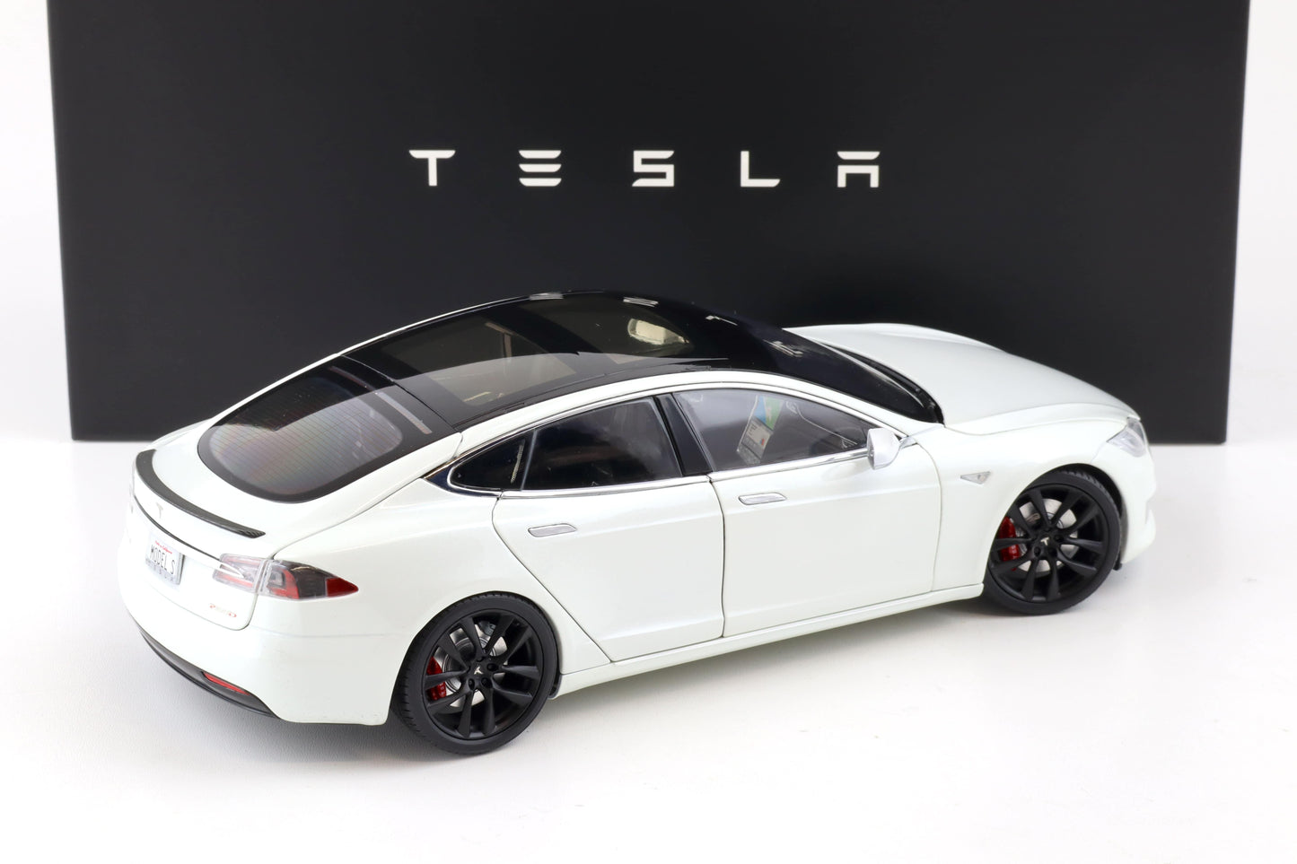 Original Tesla Model S P100D Pearl White Diecast DEALER VERSION 1:18