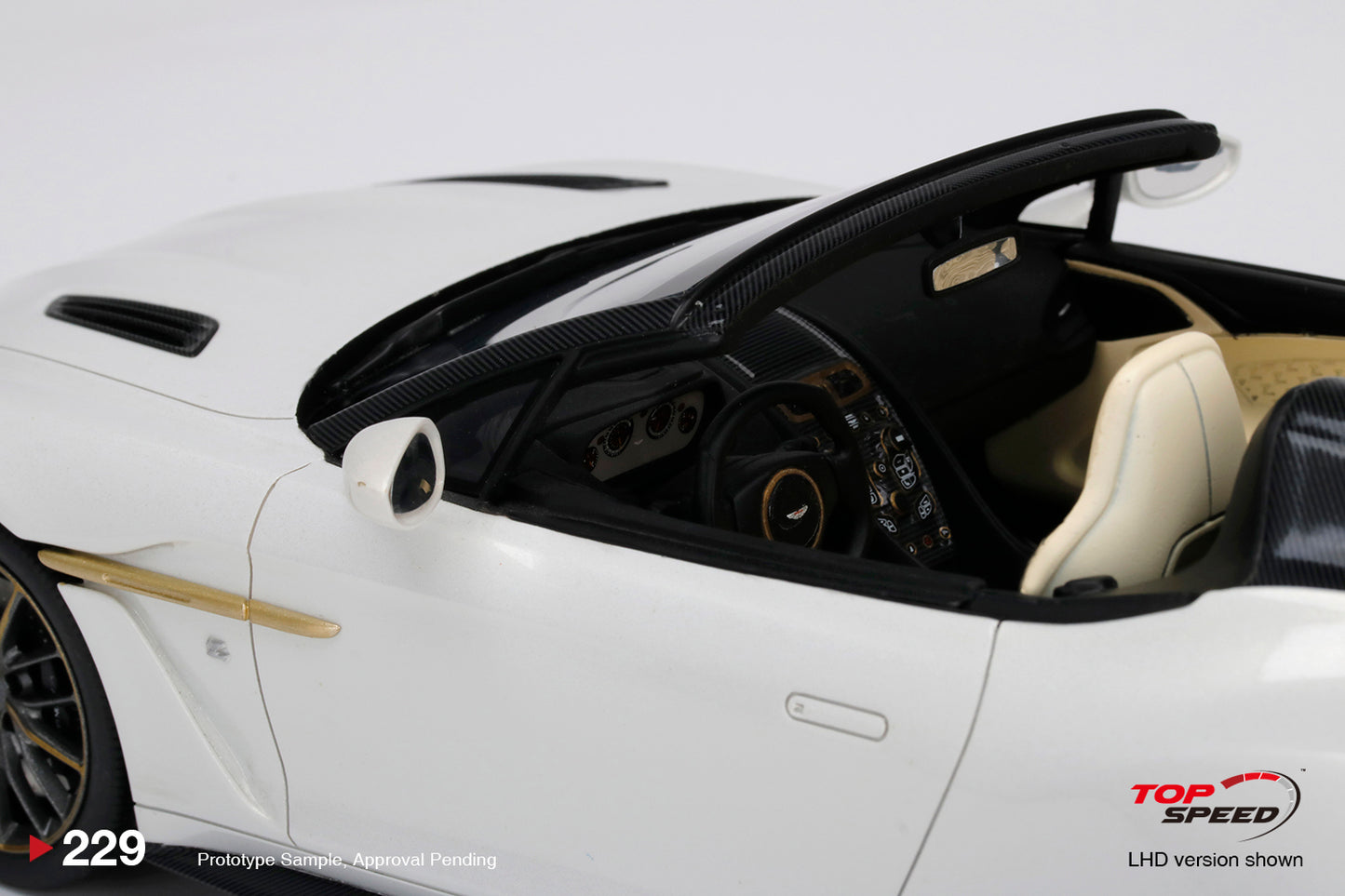 Topspeed 1:18 Aston Martin Vanquish Zagato Speedster Escaping White
