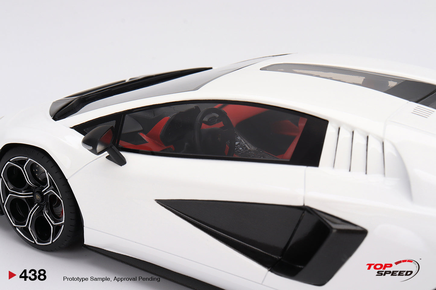 Topspeed 1:18 Lamborghini Countach LPI 800-4 Bianco Siderale