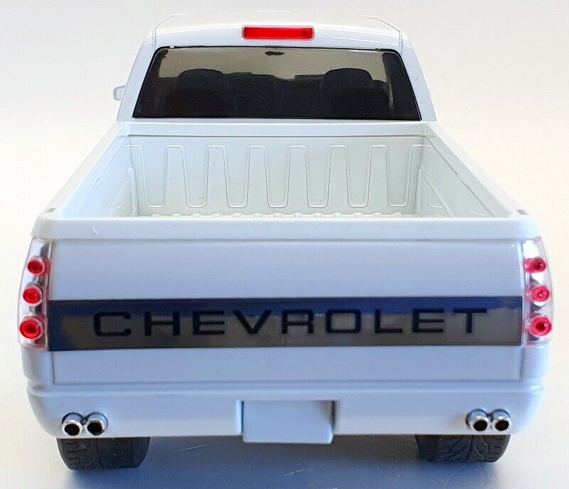 Greenlight Artisan 1997 Chevy Silverado Crew Cab 3500 Pickup Olympic White 1:18
